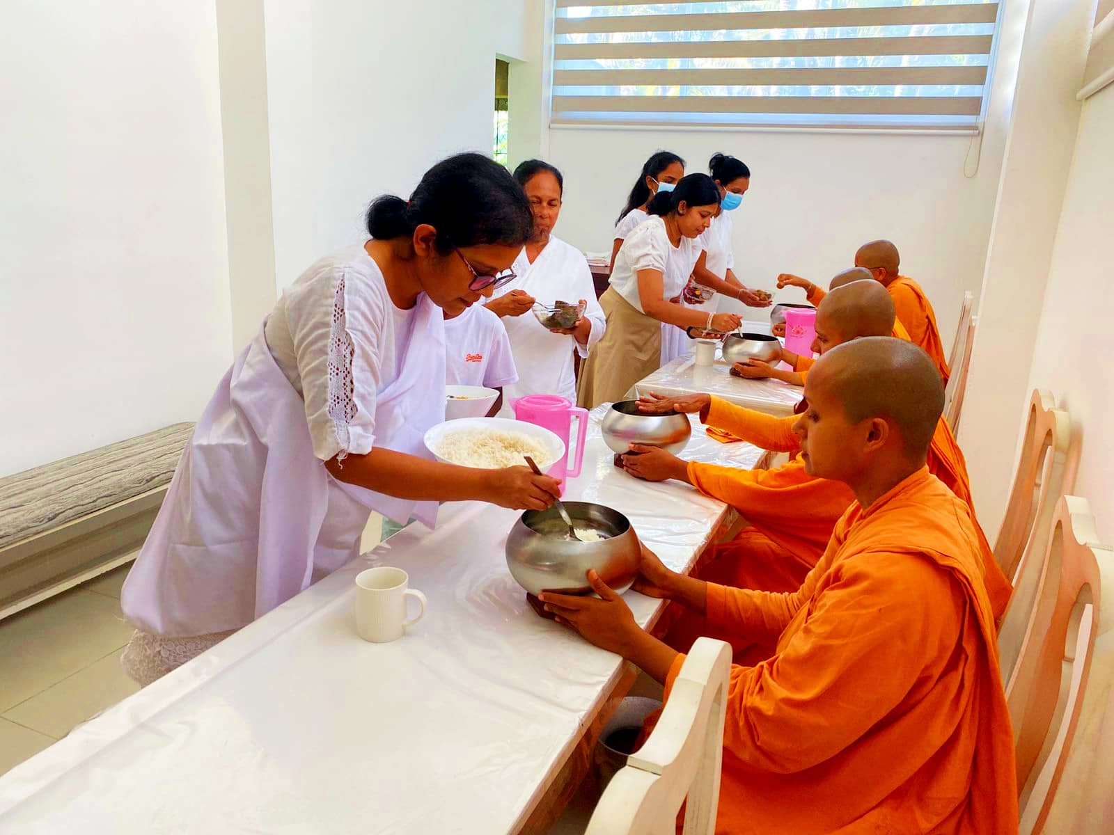 offer-dana-to-nuns-buddhist-nuns-of-mahamevnawa